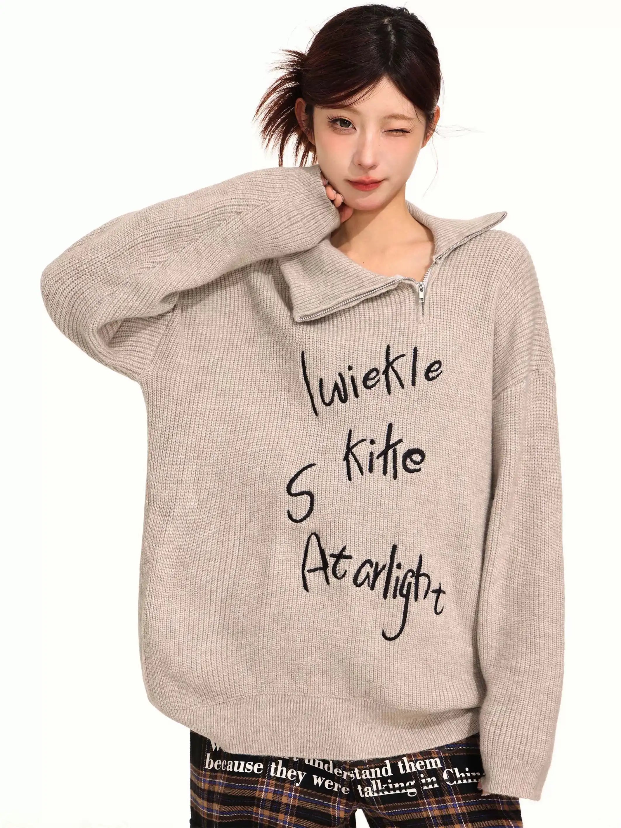 グレー刺繍ハイネックジップニット