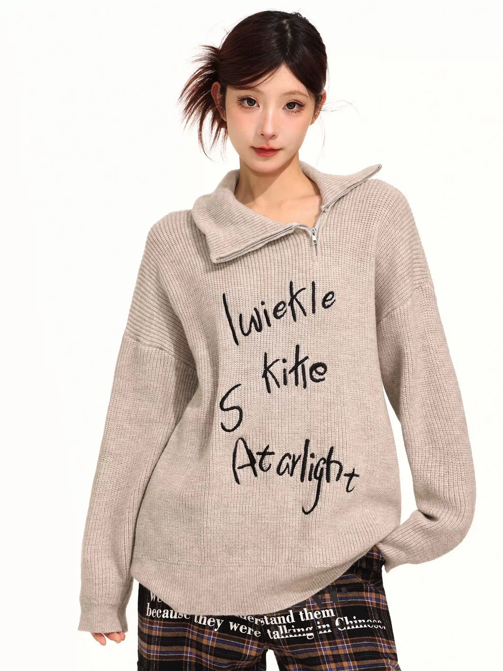 グレー刺繍ハイネックジップニット