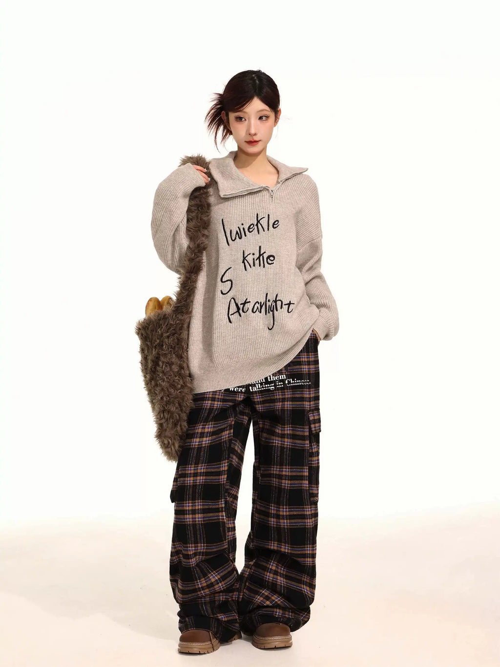 グレー刺繍ハイネックジップニット