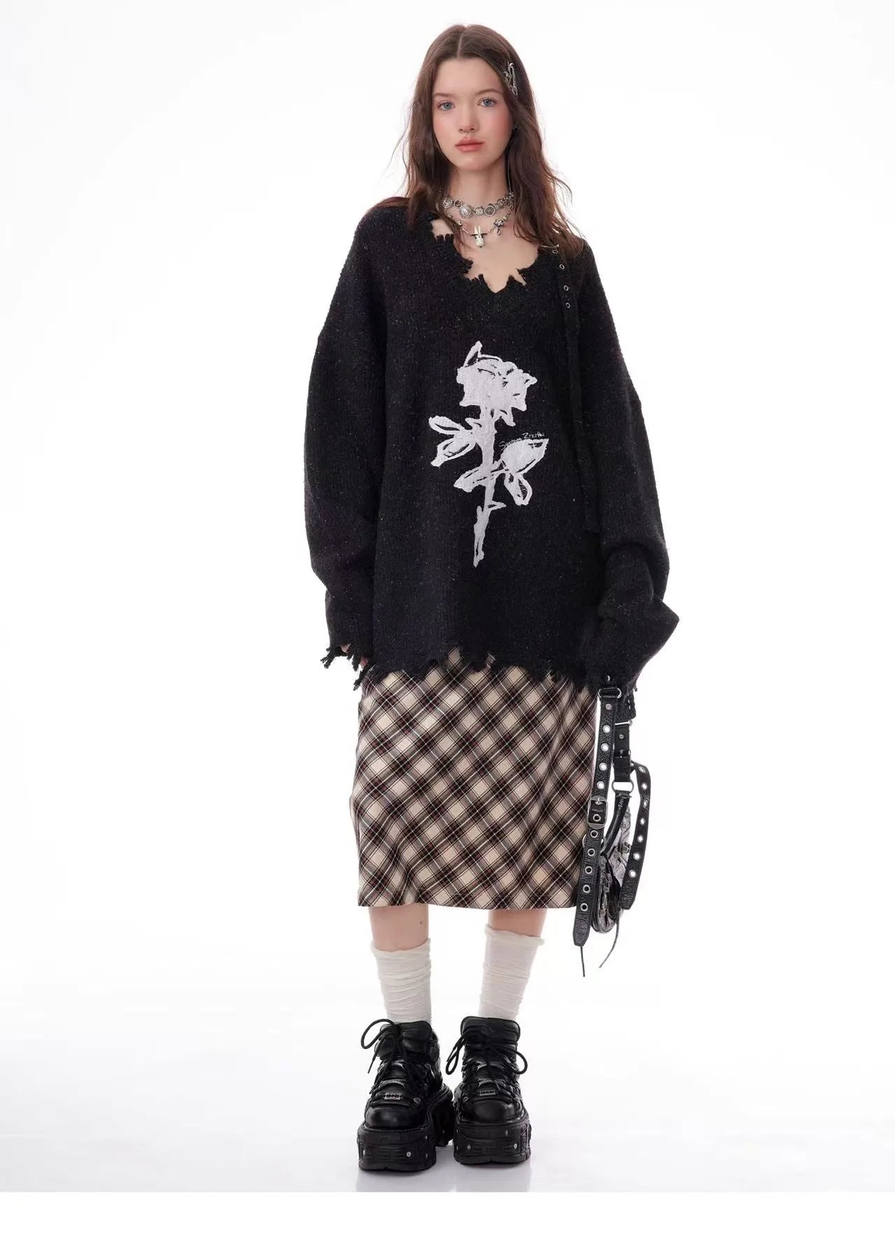 Rose Embroidered V-Neck Knit    OL1928