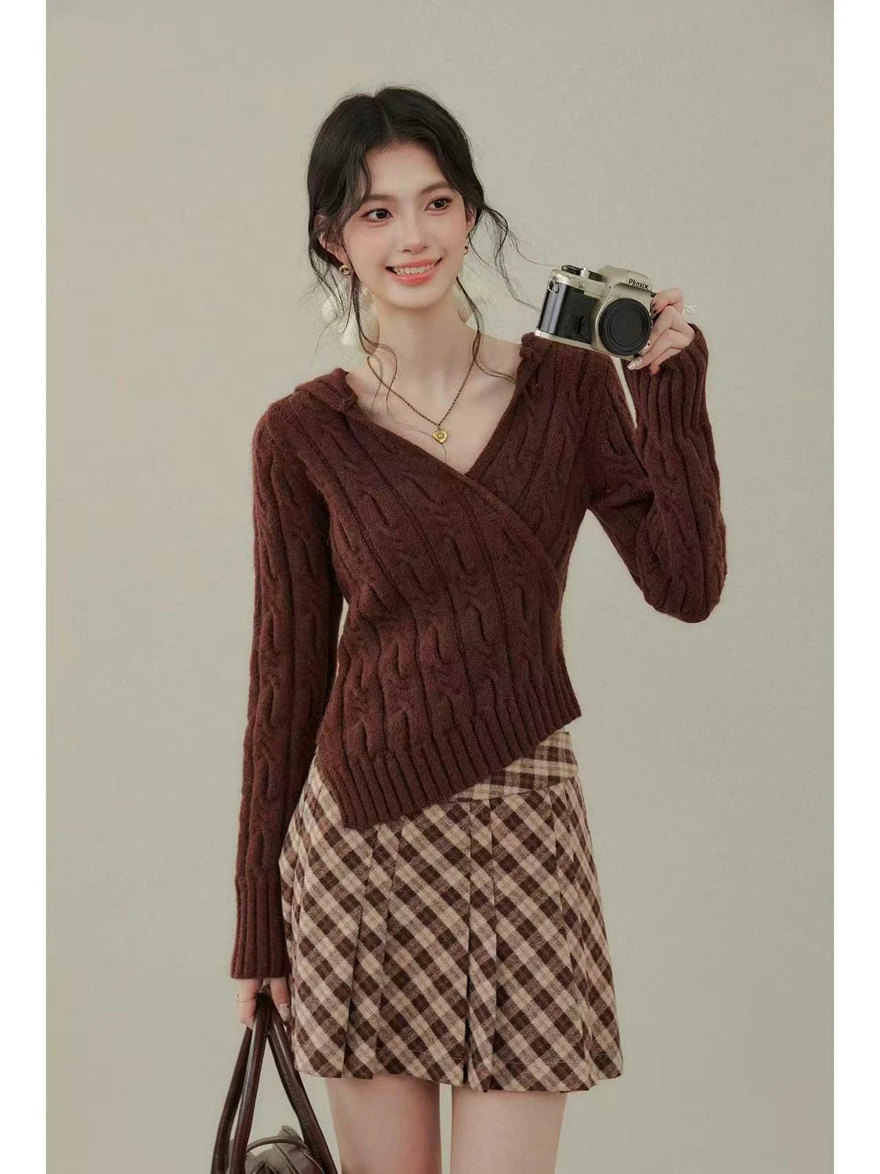 Asymmetric Hem V-Neck Knit    OL1938