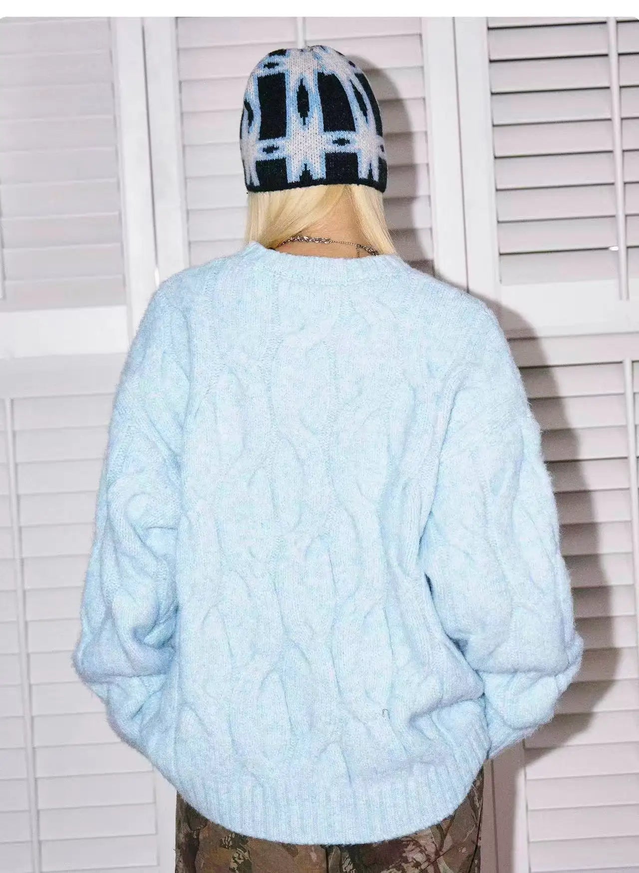 Textured Cable Pullover with Color Yarn Detail   OL2170