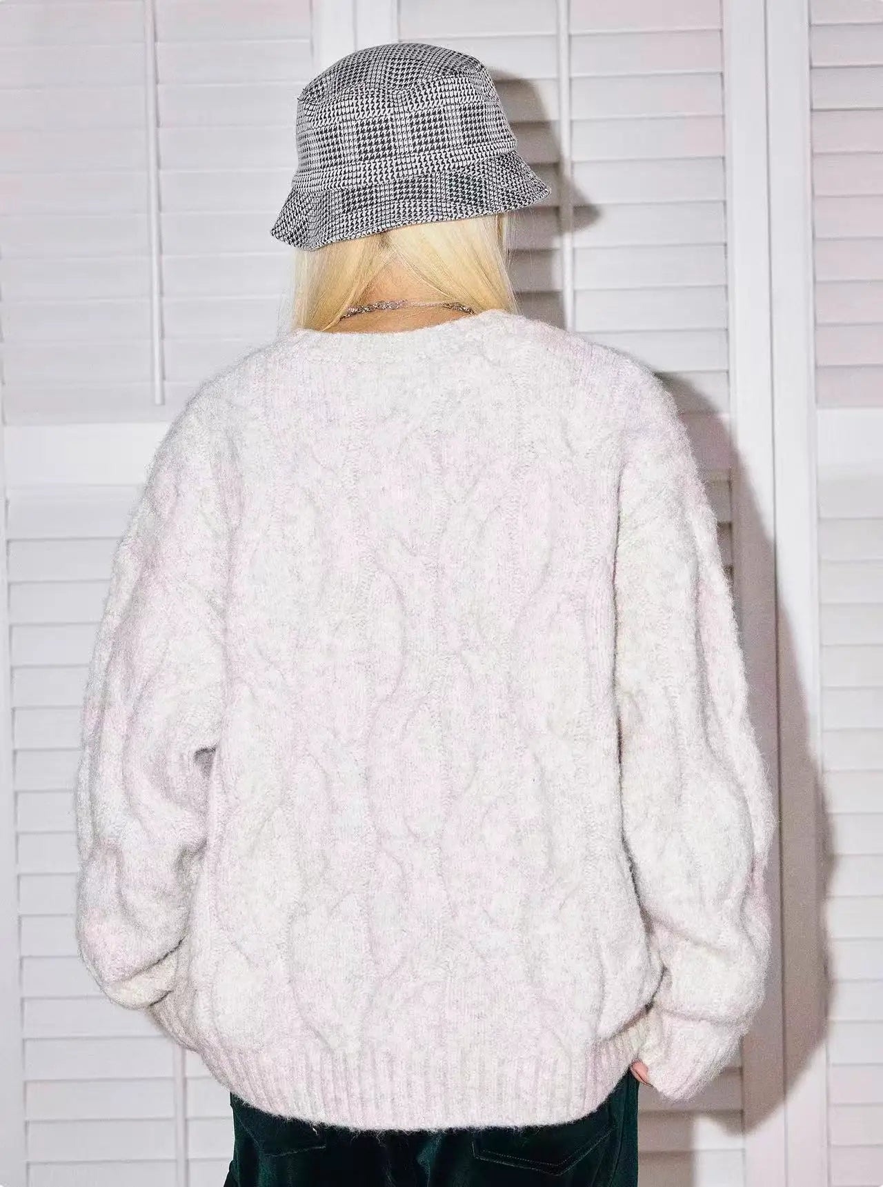 Textured Cable Pullover with Color Yarn Detail   OL2170