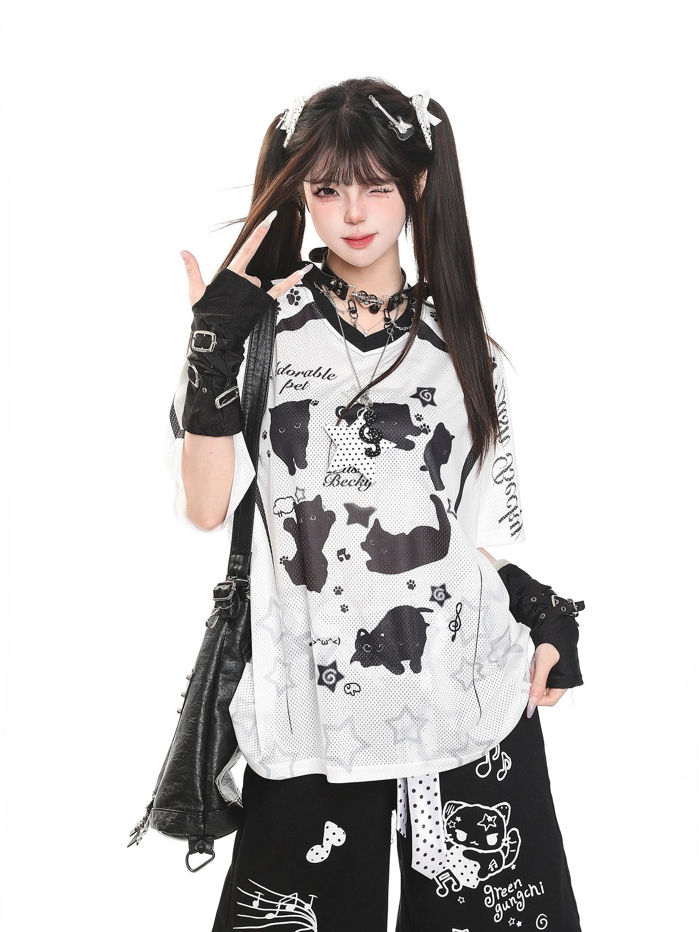 Cat Graphic V Neck T Shirt oliviroa オリヴィオラ
