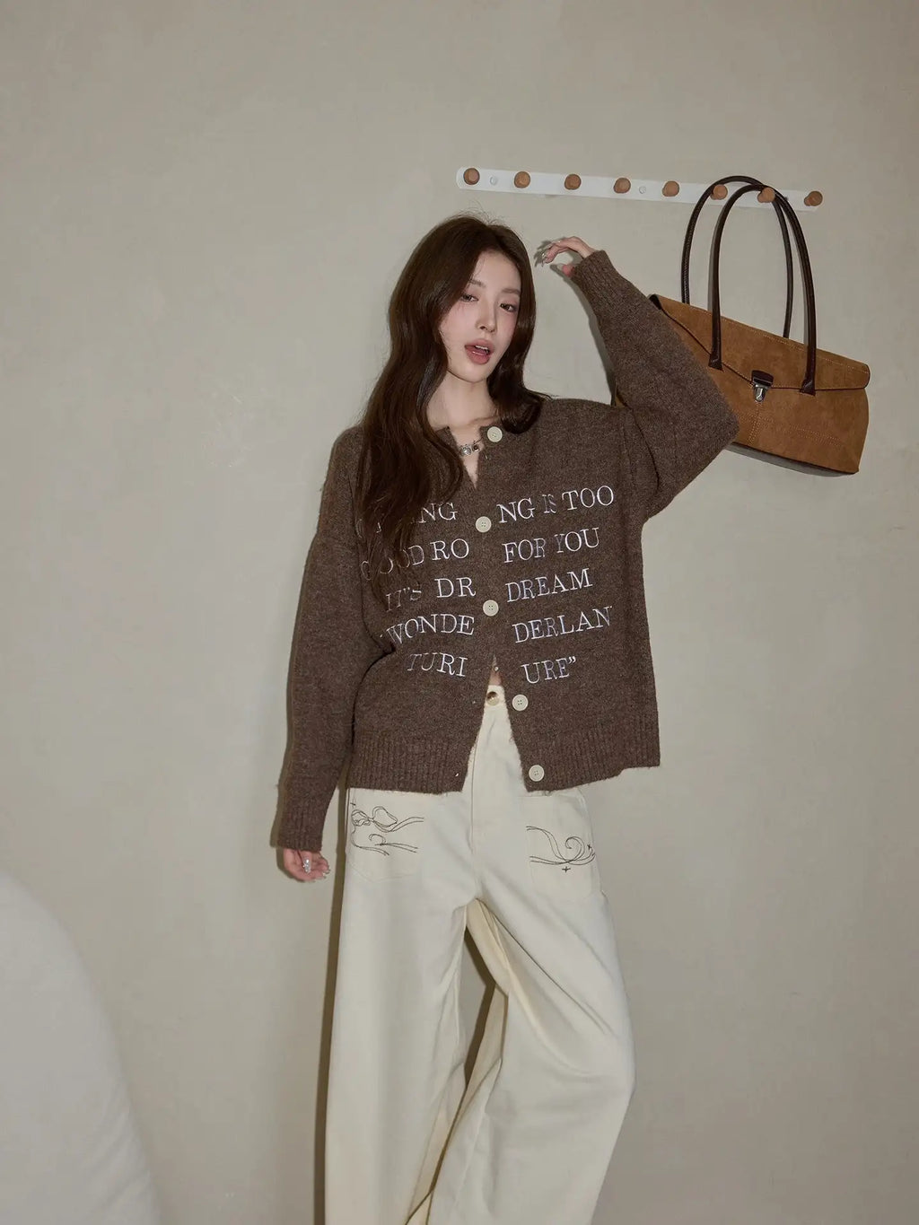 ブラウン英字ニットトップス   OL1882