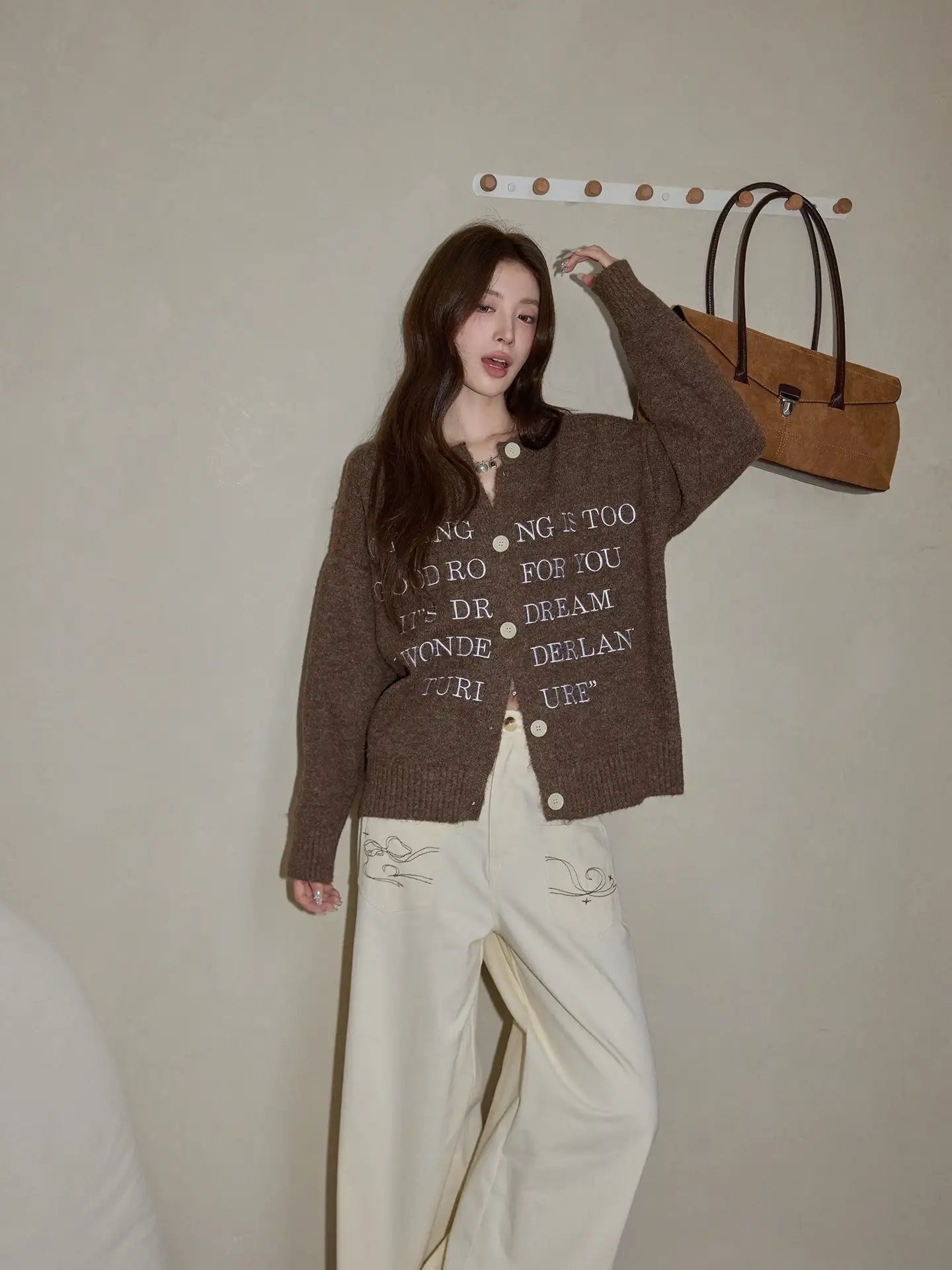 ブラウン英字ニットトップス   OL1882