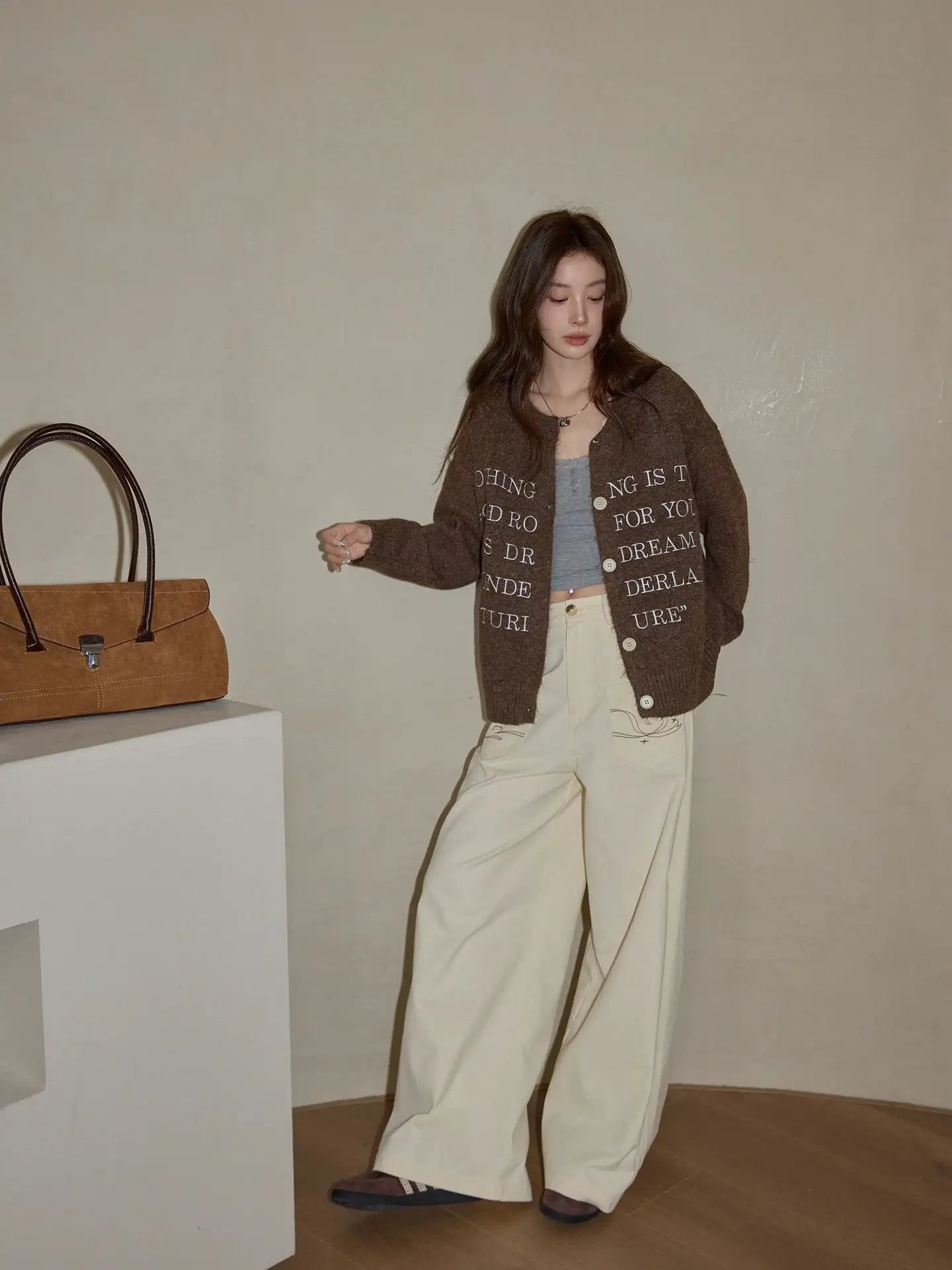 ブラウン英字ニットトップス   OL1882