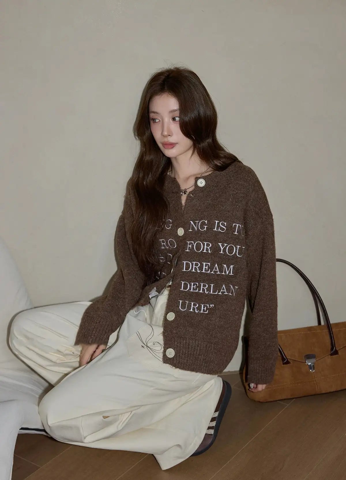 ブラウン英字ニットトップス   OL1882