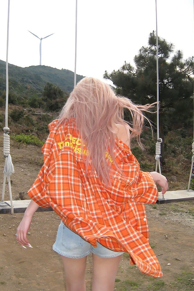 鮮やかなオレンジ色のチェック柄シャツジャケット